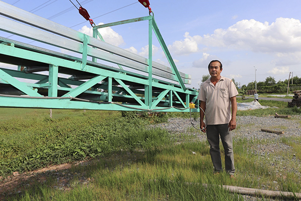 Vietnamese farmer make rice conveyor belt