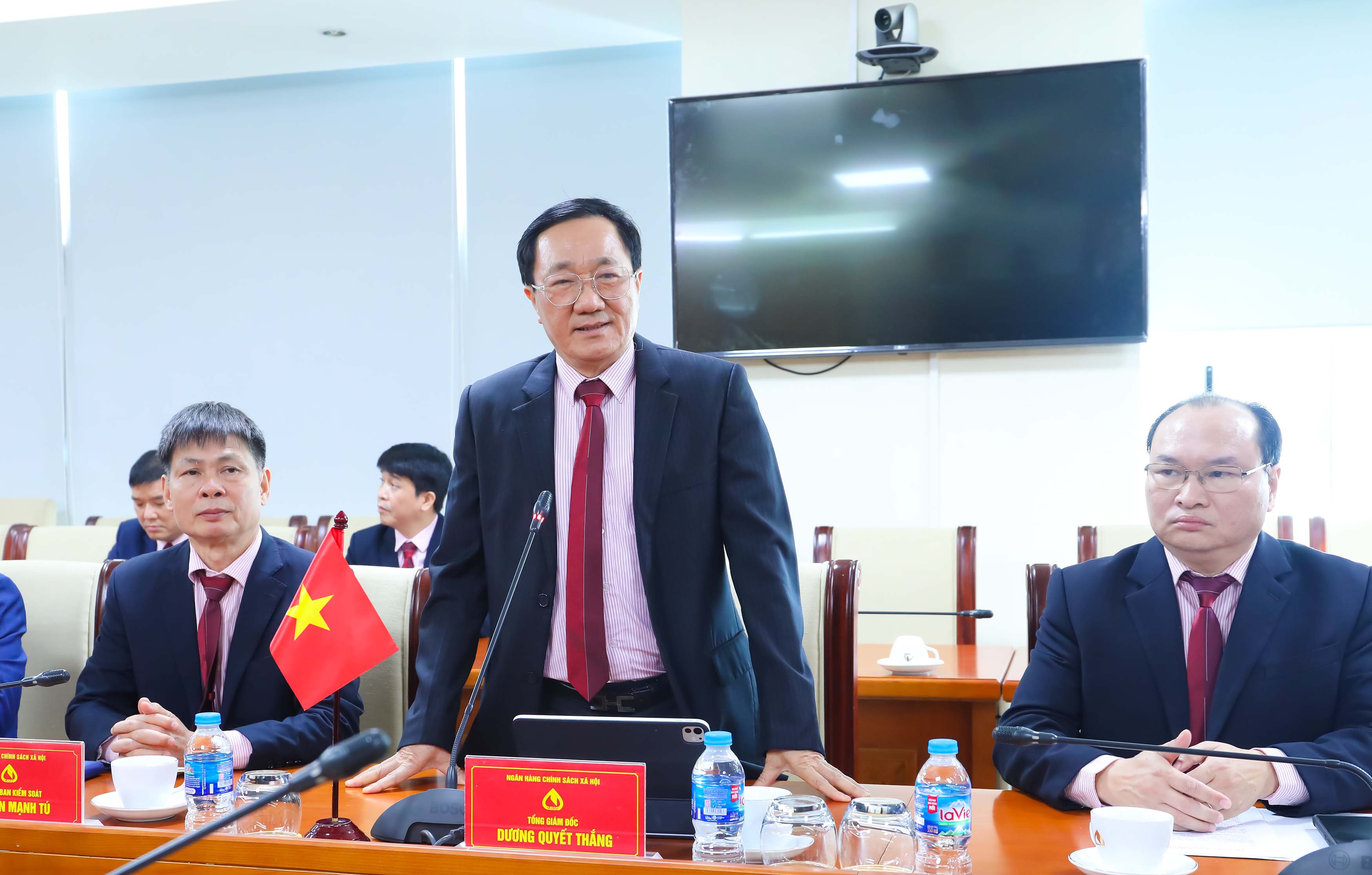 The President of the Central Bank of Cuba visits and works with the Vietnam Bank for Social Policy