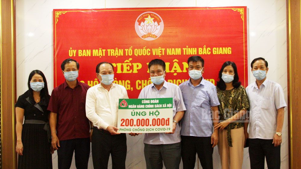 VBSP trade union donates for Covid-19 prevention in Bac Giang province
